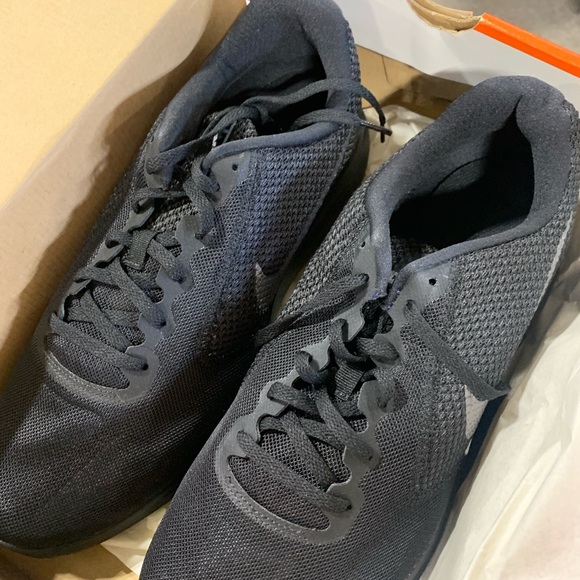 Nike-Revolution-3 3154 - Picture 3 of 5